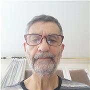 Professeur particulier donne cours de soutien scolaire pendant les vacances en mathématiques